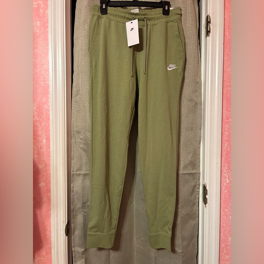 Nike Standard Fit High Rise Joggers